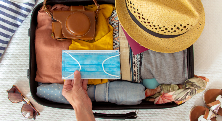 Koffer packen Maske Foto iStock Violeta Carlos.jpg